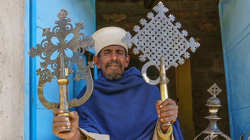 Священник Эфиопской церкви с церемониальными крестами