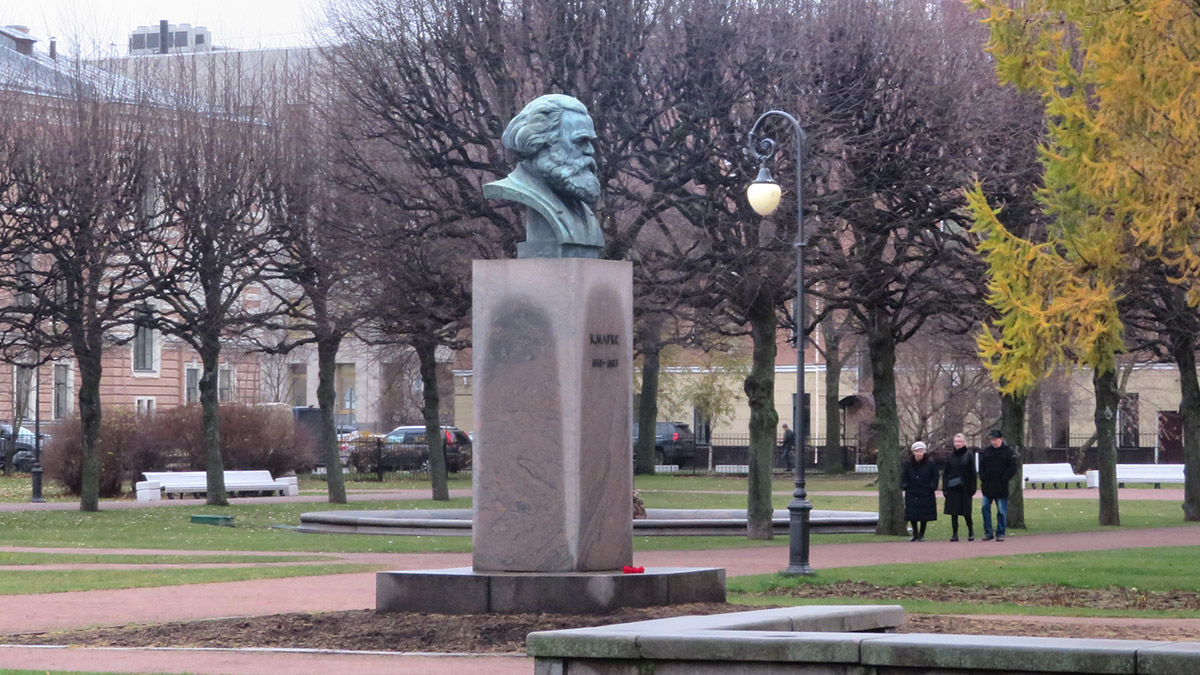 Памятник Карлу Марксу в саду Смольного в Санкт-Петербурге. 07.11.2022