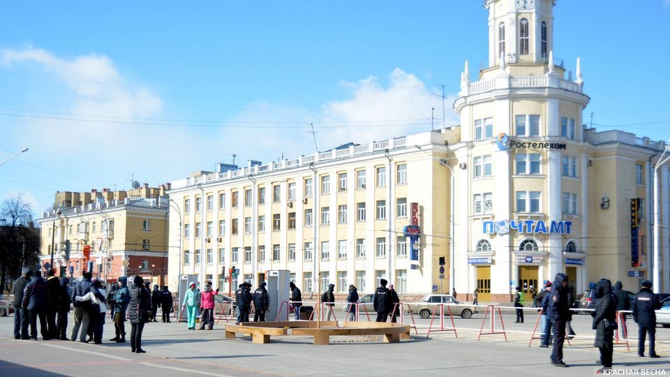 Несанкционированный митинг на площади Советов в Кемерово