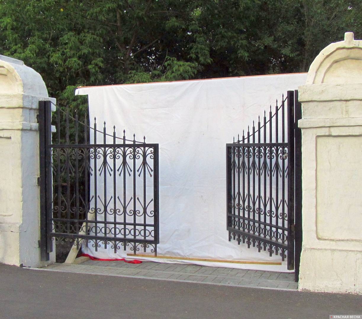 Место демонтажа памятника белочехам в Красноярске закрыто непрозрачной ширмой