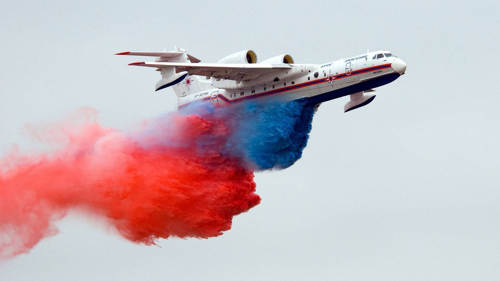 Бе-200ЧС выливает воду, окрашенную в цвета российского флага на МАКС-2009