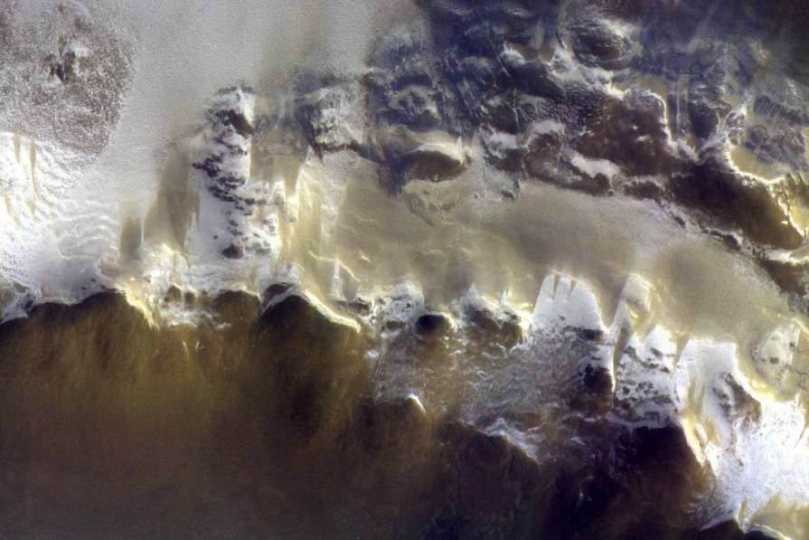 Снимок части кратера Королёва сделаный орбитальным аппаратом ТГО