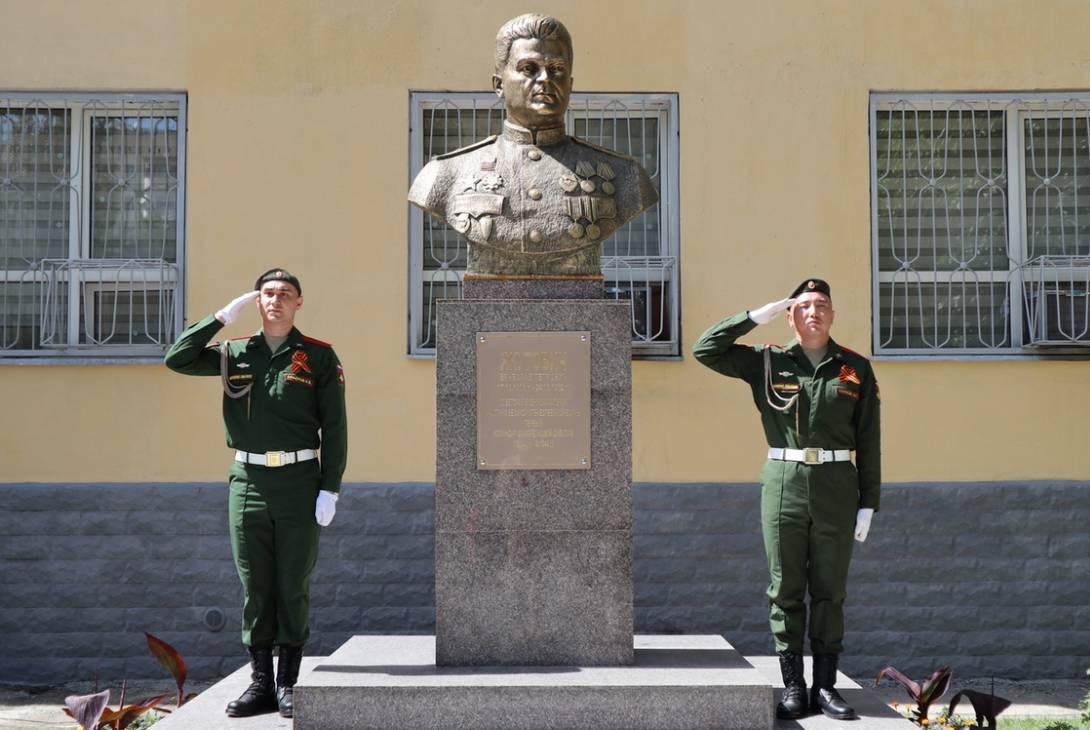 Памятник генерал-майору Вячеславу Якутовичу