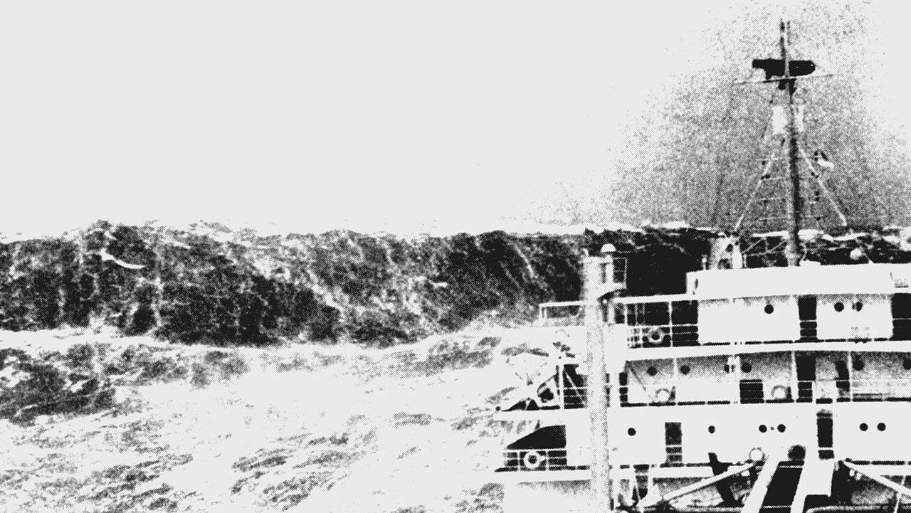 Фотография большой волны, надвигающейся на торговое судно. Приблизительно 1940-е годы