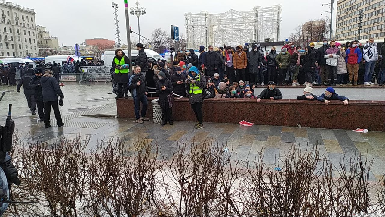 Собравшихся на Пушкинской площади оттесняют к метро