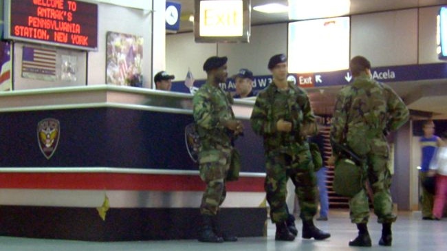 Национальные гвардейцы охраняют Пенсильванский вокзал в Нью-Йорке