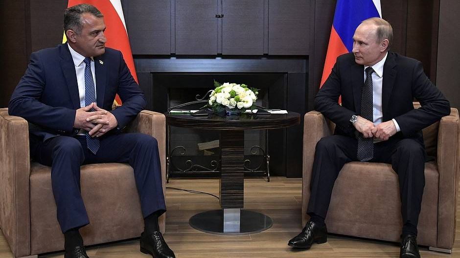 Встреча Владимира Путина с Президентом Республики Южная Осетия Анатолием Бибиловым