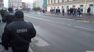 Участники «Русского марша» в Петербурге в сопровождении полиции