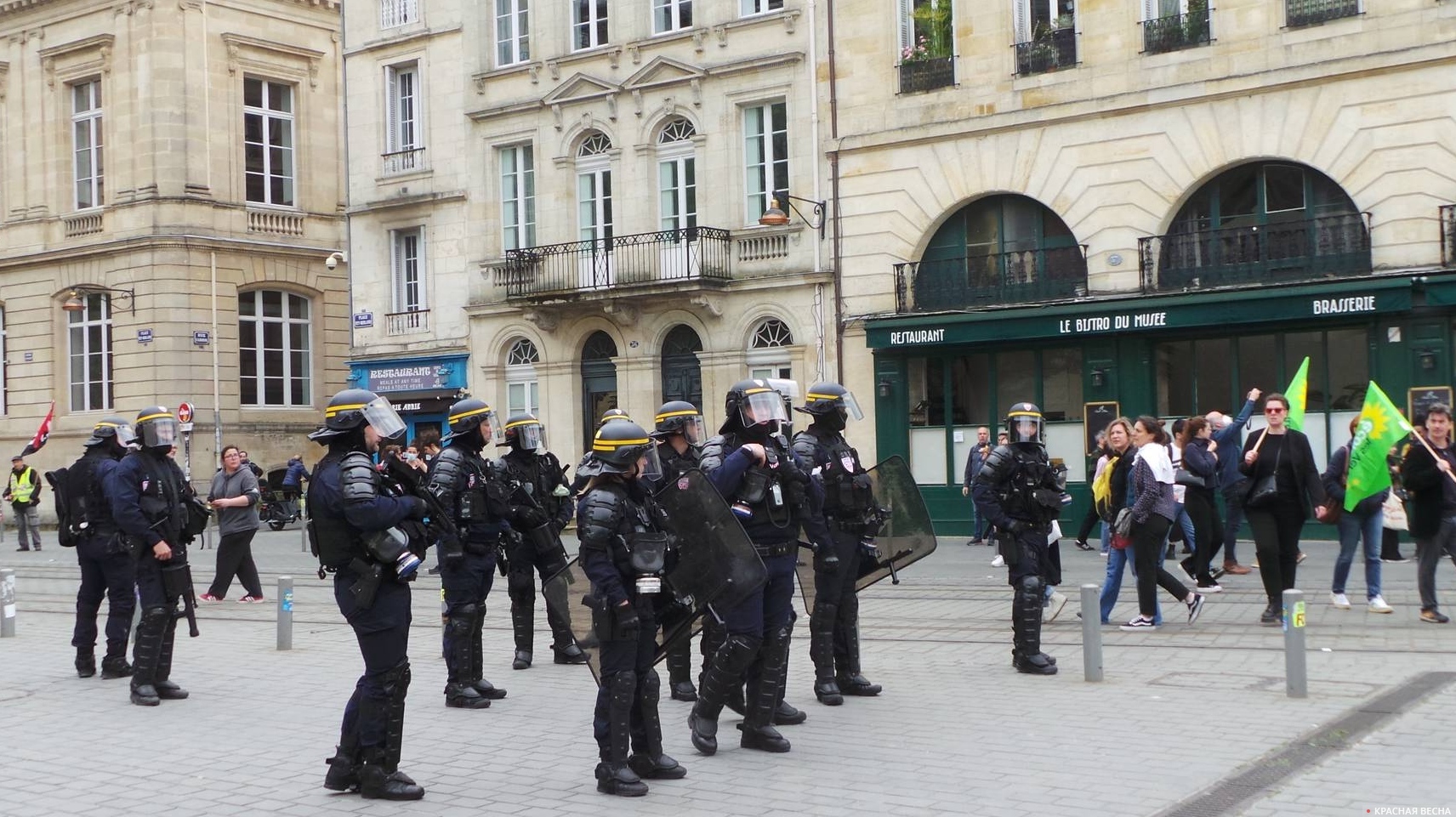 Полиция на первомайском шествии во Франции. 1 мая 2023 года.