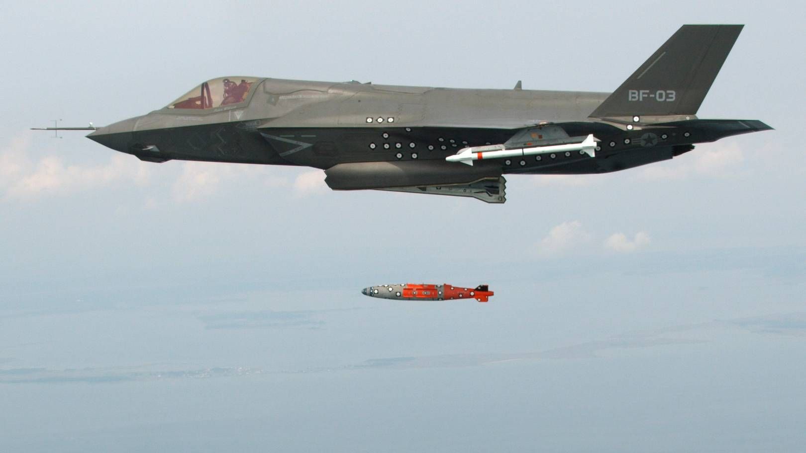 Испытания самолета F-35 со свободнопадающей бомбой