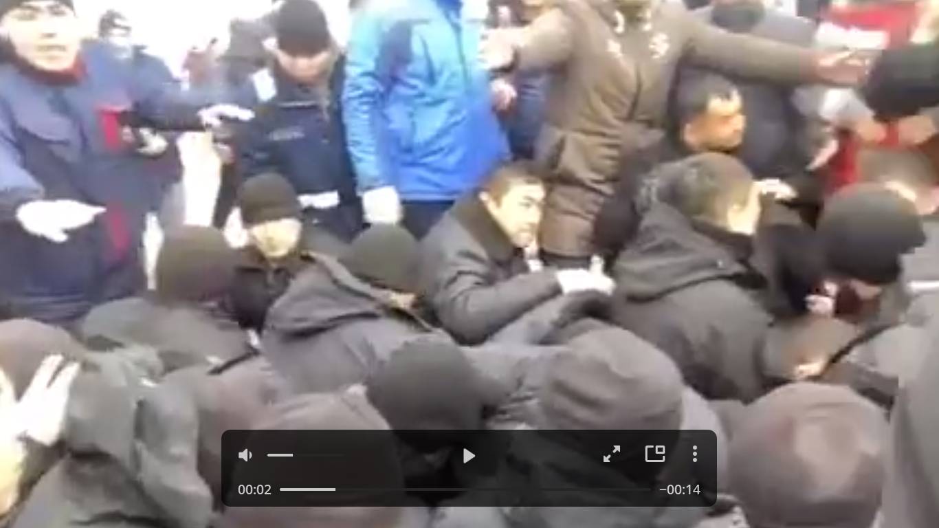 В Казахстане протестующие захватили полицейских и поставили на колени | ИА  Красная Весна