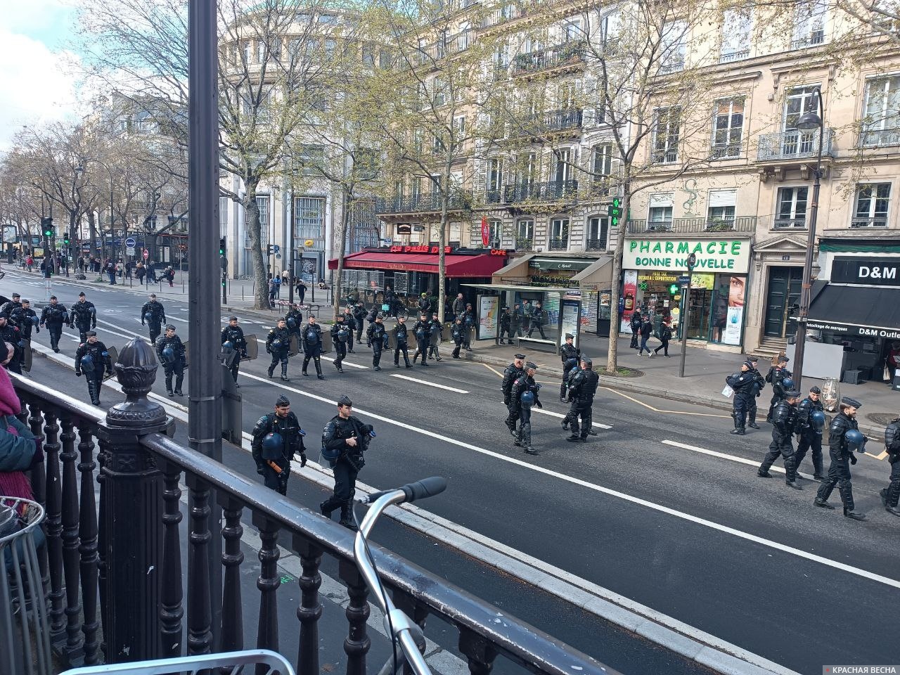 Силы правопорядка на демонстрации в Париже 13 апреля 2023 года