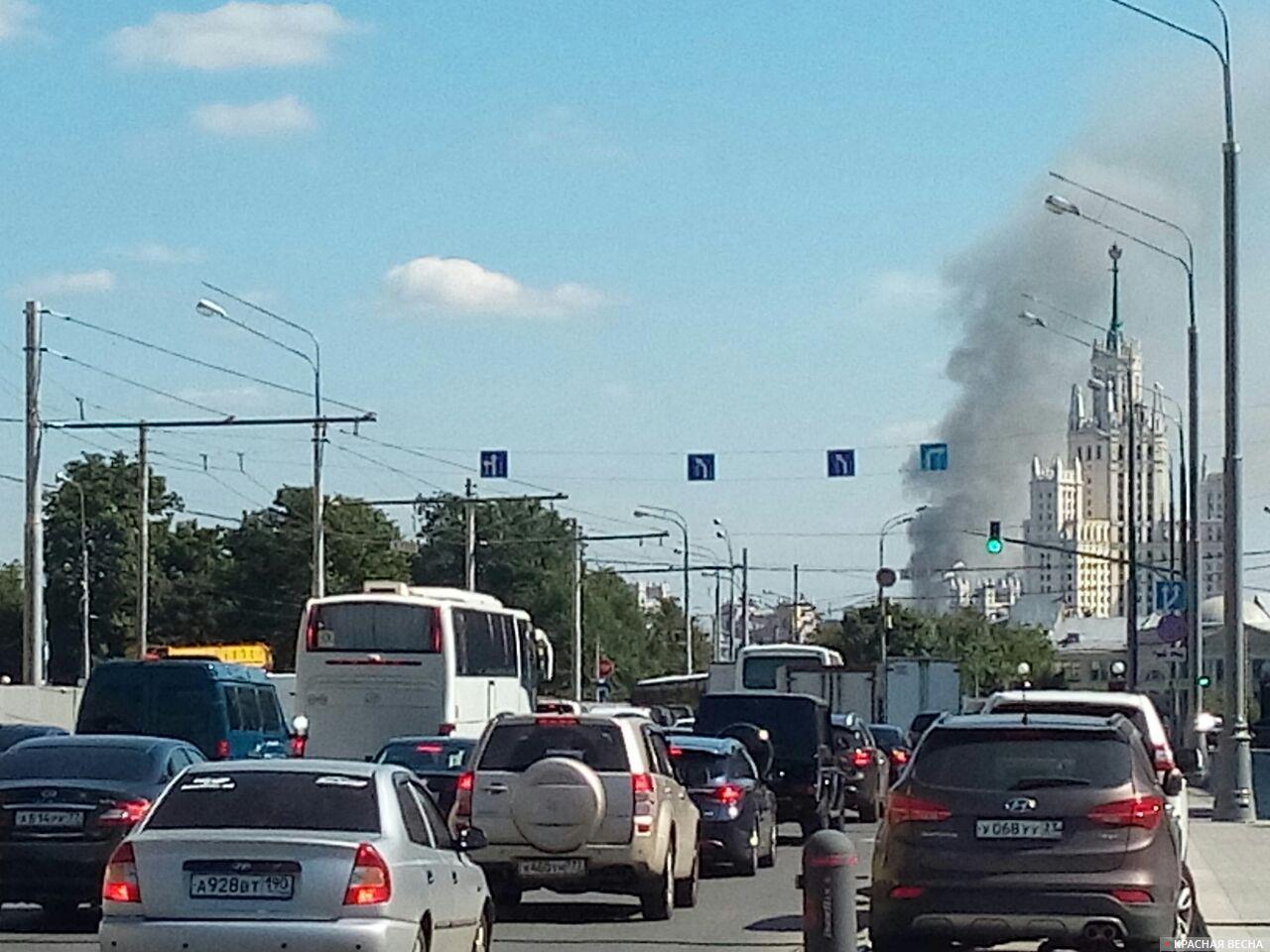  Пожар на Таганской стал причиной автомобильной пробки [Мария Янченко (c) Красная Весна]