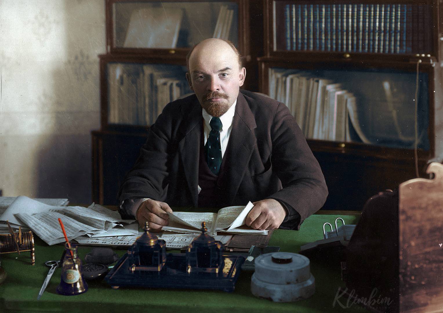 В. И. Ленин в своем кабинете в Кремле. 1918