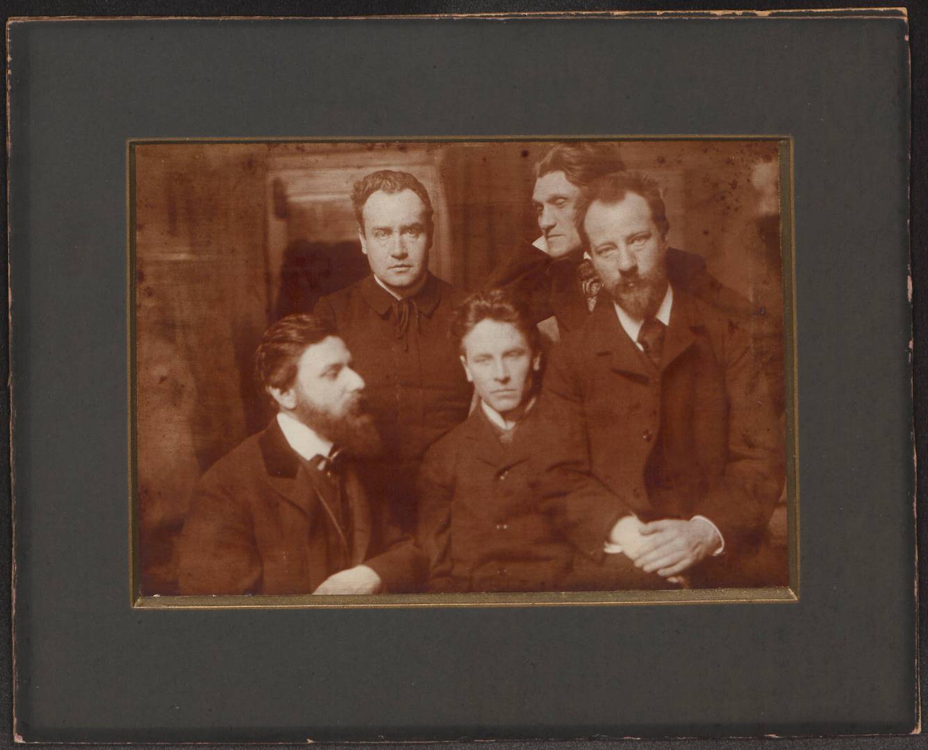 Альфред Шулер (второй слева) и Людвиг Клагес (третий слева). 1902