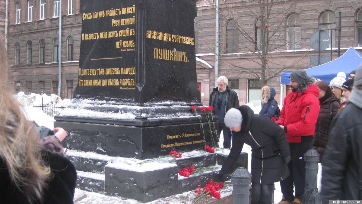 Возложение цветов к памятнику А.С.Пушкину на Пушкинской улице. 08.02.2019. Санкт-Петербург