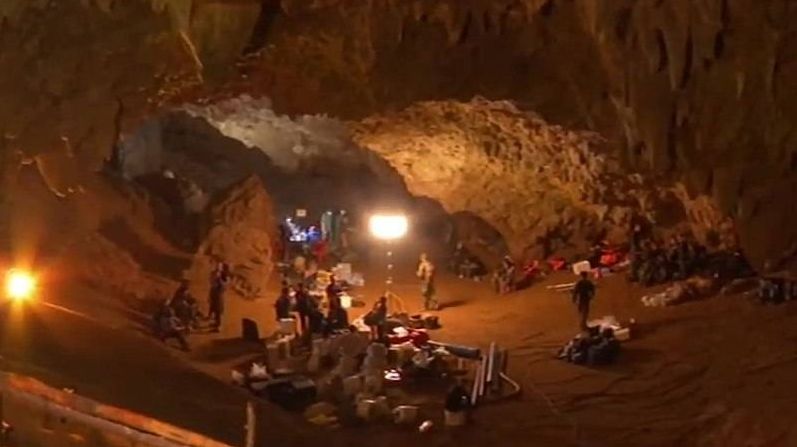Входная камера пещеры Там Луанг во время спасательных работ