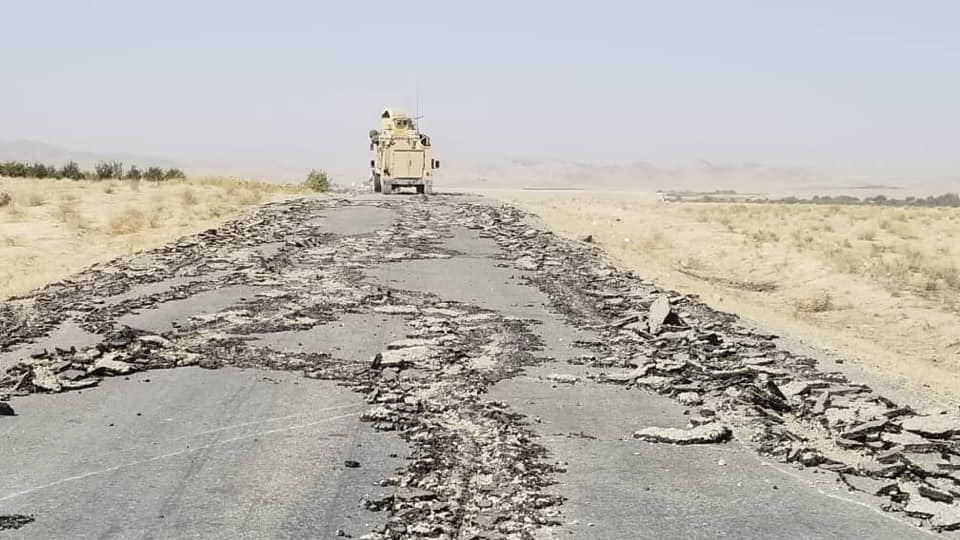 Поврежденное полотно шоссе Кандагар — Урузган