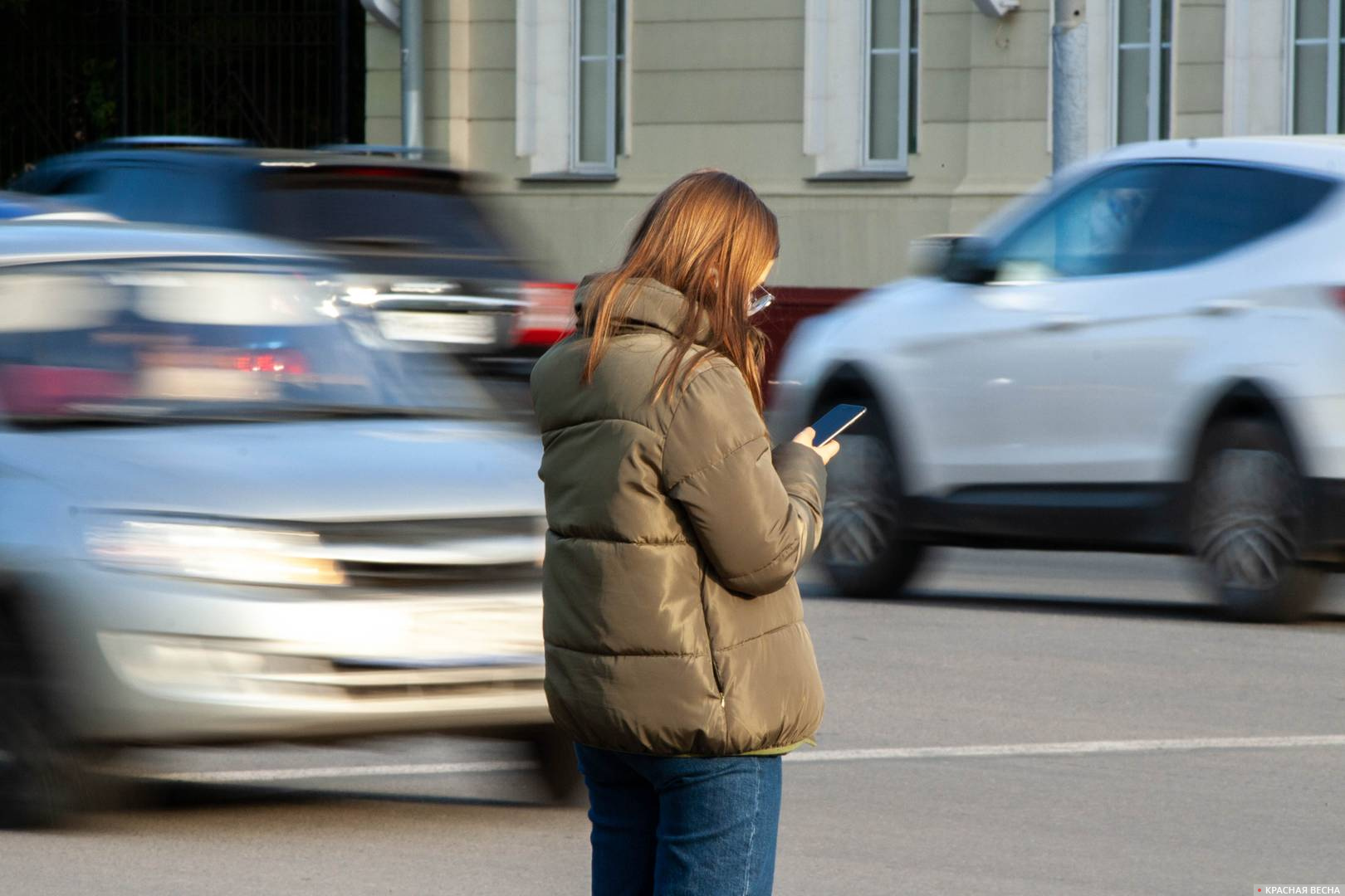 Девушка в смартфоне