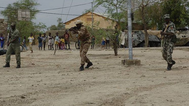 Члены малийской армии проводят учения по обучению новобранцев во время учений