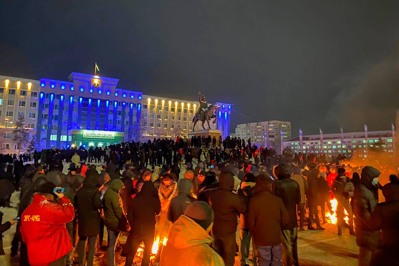 Протестующие на центральной площади Актюбинска, 4 января 2022 года