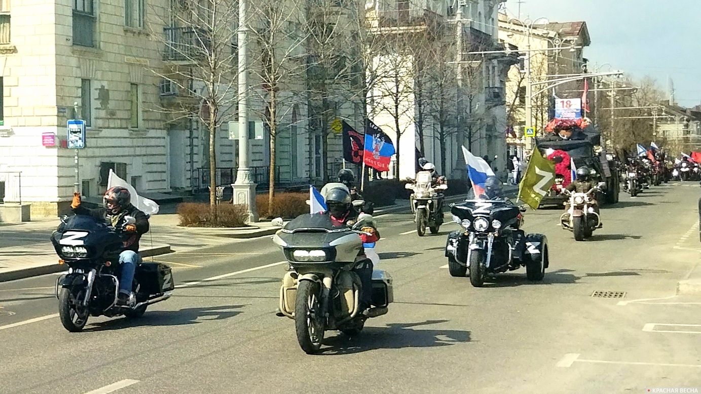 Колонна мотоциклов с российскими флагами
