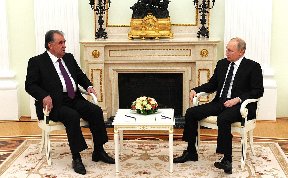 Эмомали Рахмонов и Владимир Путин на встрече в Кремле
