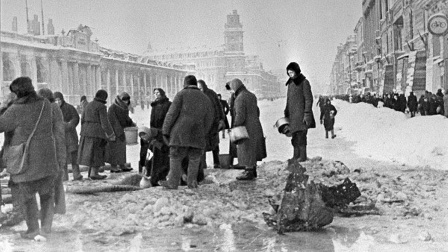 Жители блокадного Ленинграда набирают воду, появившуюся после артобстрела в пробоинах в асфальте на Невском проспекте, фото Б. П. Кудоярова, декабрь 1941, фрагмент
