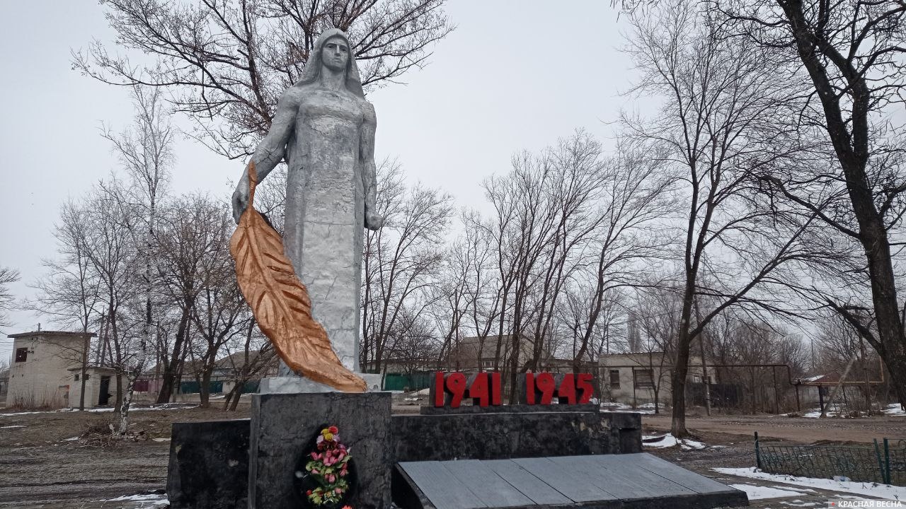 Монумент погибшим в Великой Отечественной войне. Новая Астрахань