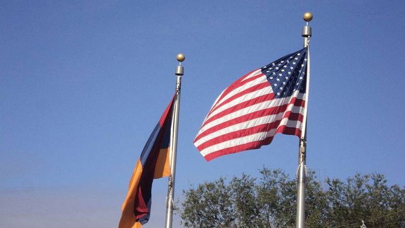 Национальные флаги США и Армении