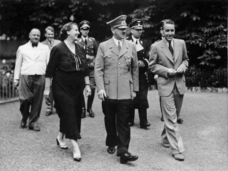 Адольф Гитлер с Винифред Вагнер и ее сыновьями Виландом (справа) и Вольфгангом (слева) в Байройте. 1938