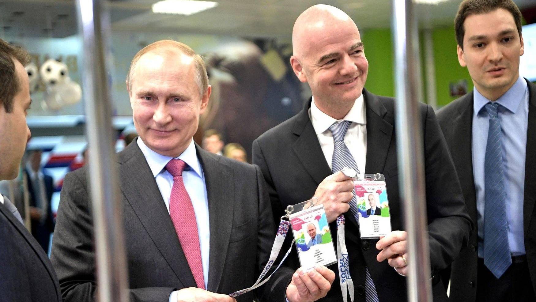 Владимир Путин и Джанни Инфантино с Fan ID