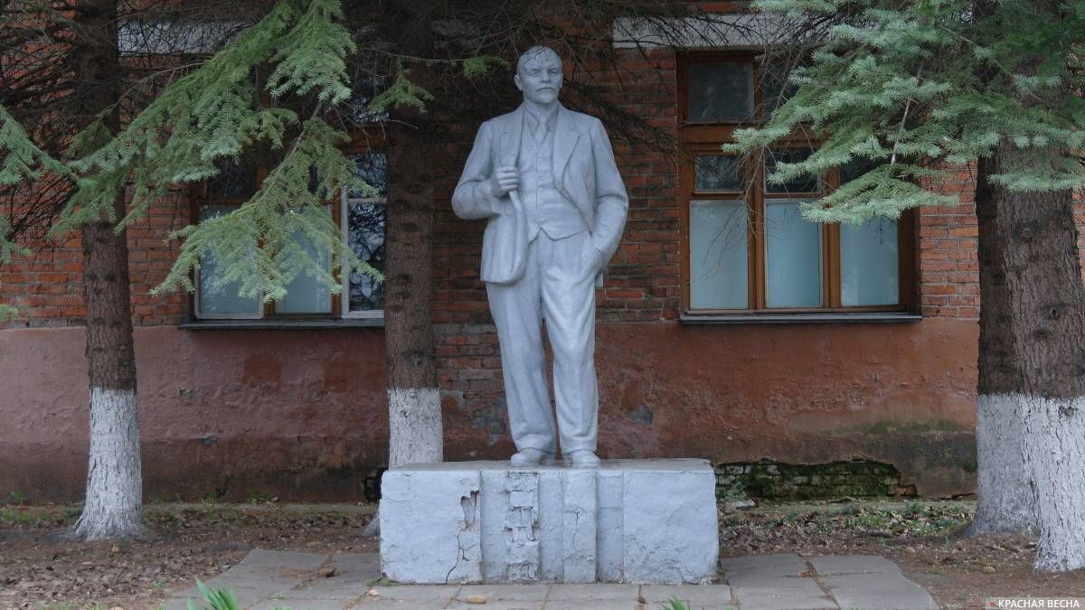 Памятник Ленину до реконструкции предприятия