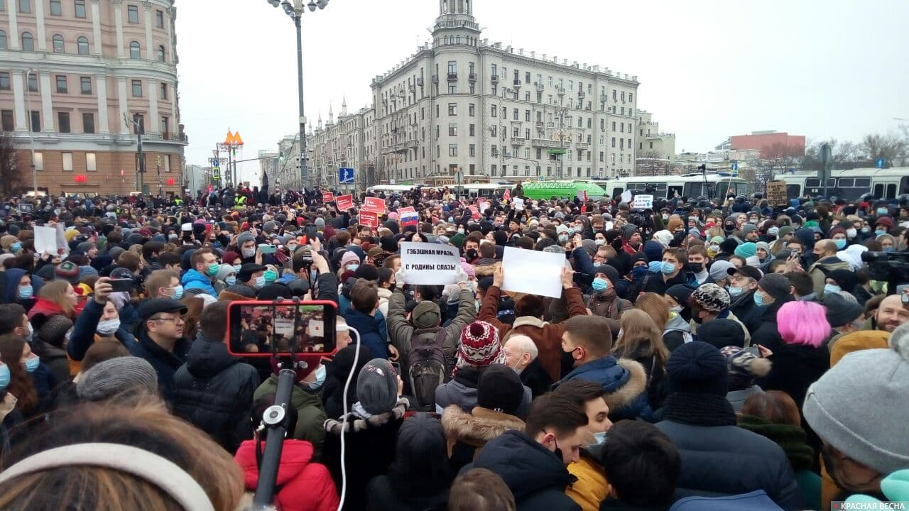 Толпа на Пушкинской площади