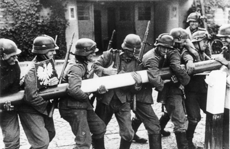 Солдаты вермахта ломают шлагбаум на пограничном пункте в Сопоте (граница Польши и Вольного города Данцига). 1 сентября 1939
