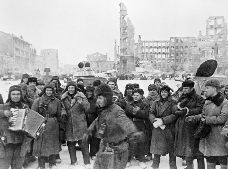 Георгий Зельма . Красноармейцы празднуют победу в Сталинградской битве на площади Павших борцов