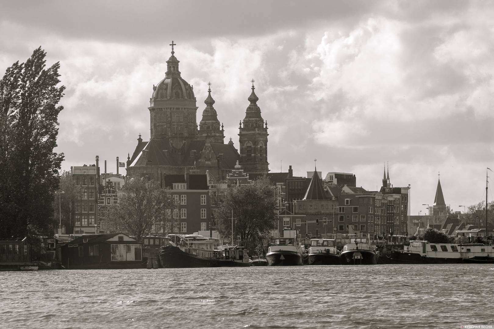 Вид на базилику Святого Николая из Восточного Дока, Амстердам, Нидерланды 18.06.2011