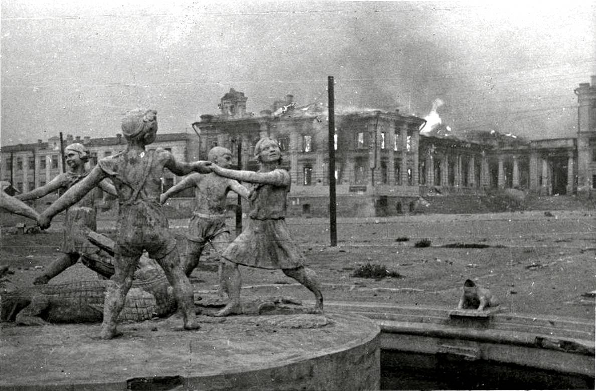Фонтан «Детский хоровод» на вокзальной площади.1943