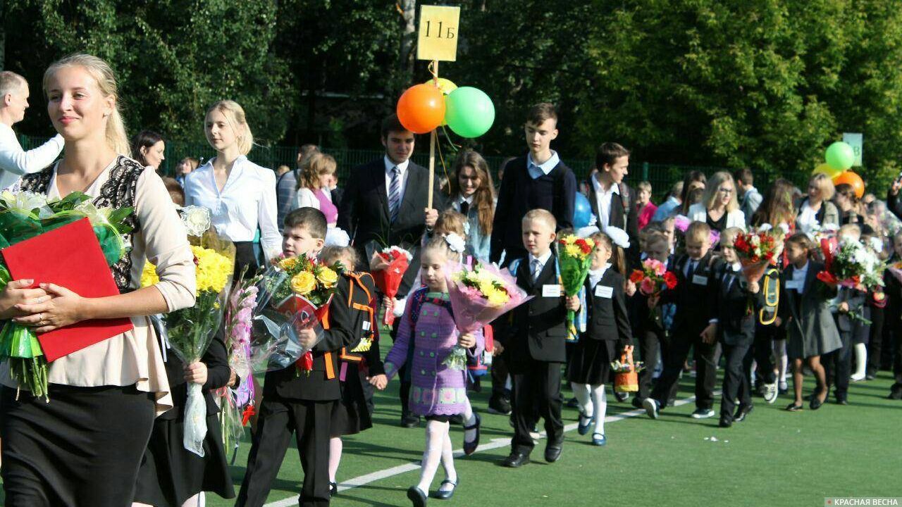 Санкт-Петербург, школа № 119, школьники идут учиться 1 сентября 2017