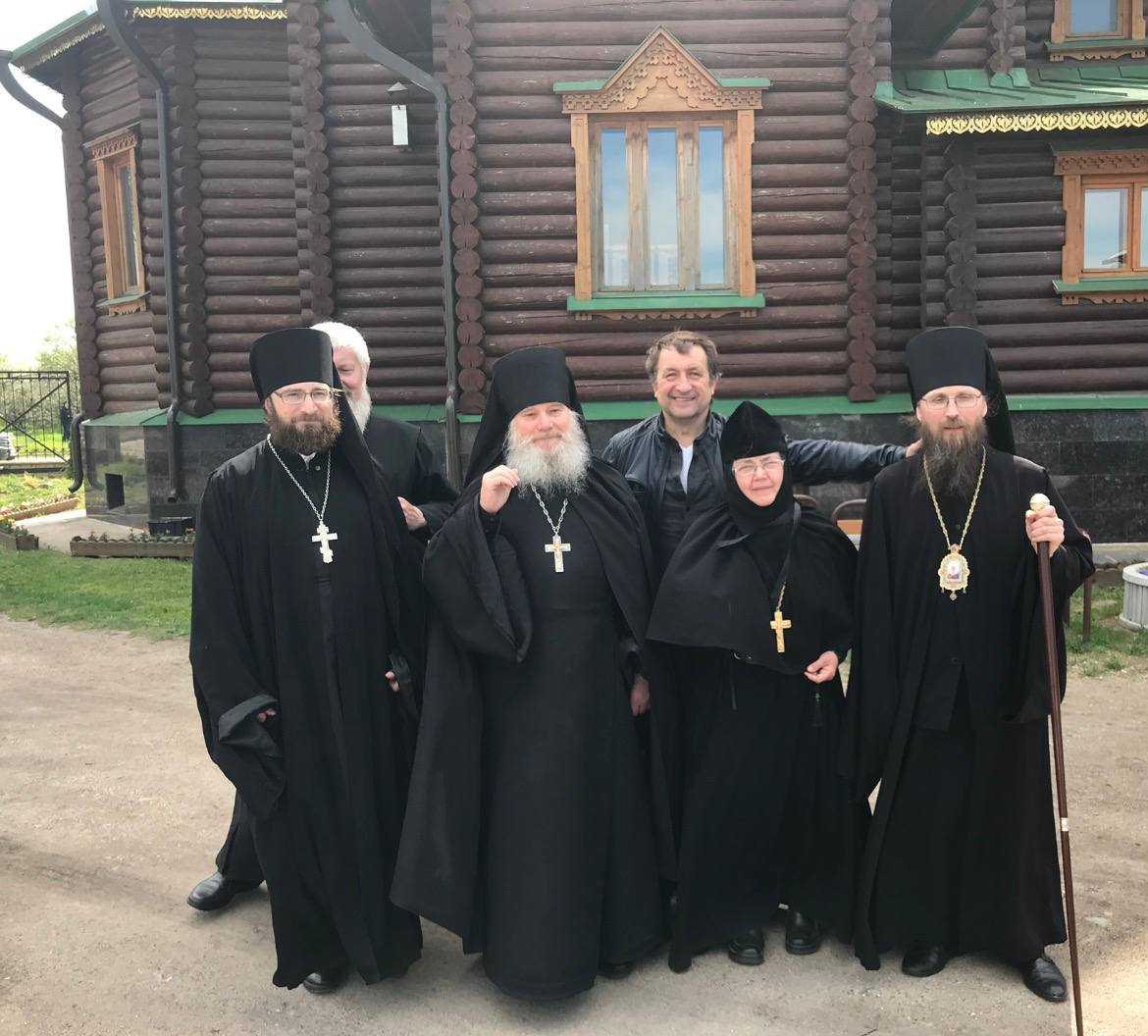 В селе Мякса на берегу Рыбинского водохранилища вместе с епископом Череповецким и Белозерским Игнатием (Сурановым) и игуменией Ново-Леушинского женского монастыря Кириллой (Червовой)