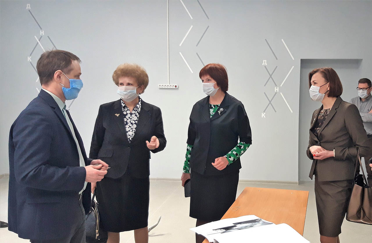 Министр образования и науки УР Светлана Михайловна Болотникова проверяет аудиториях третьего корпуса УдГУ