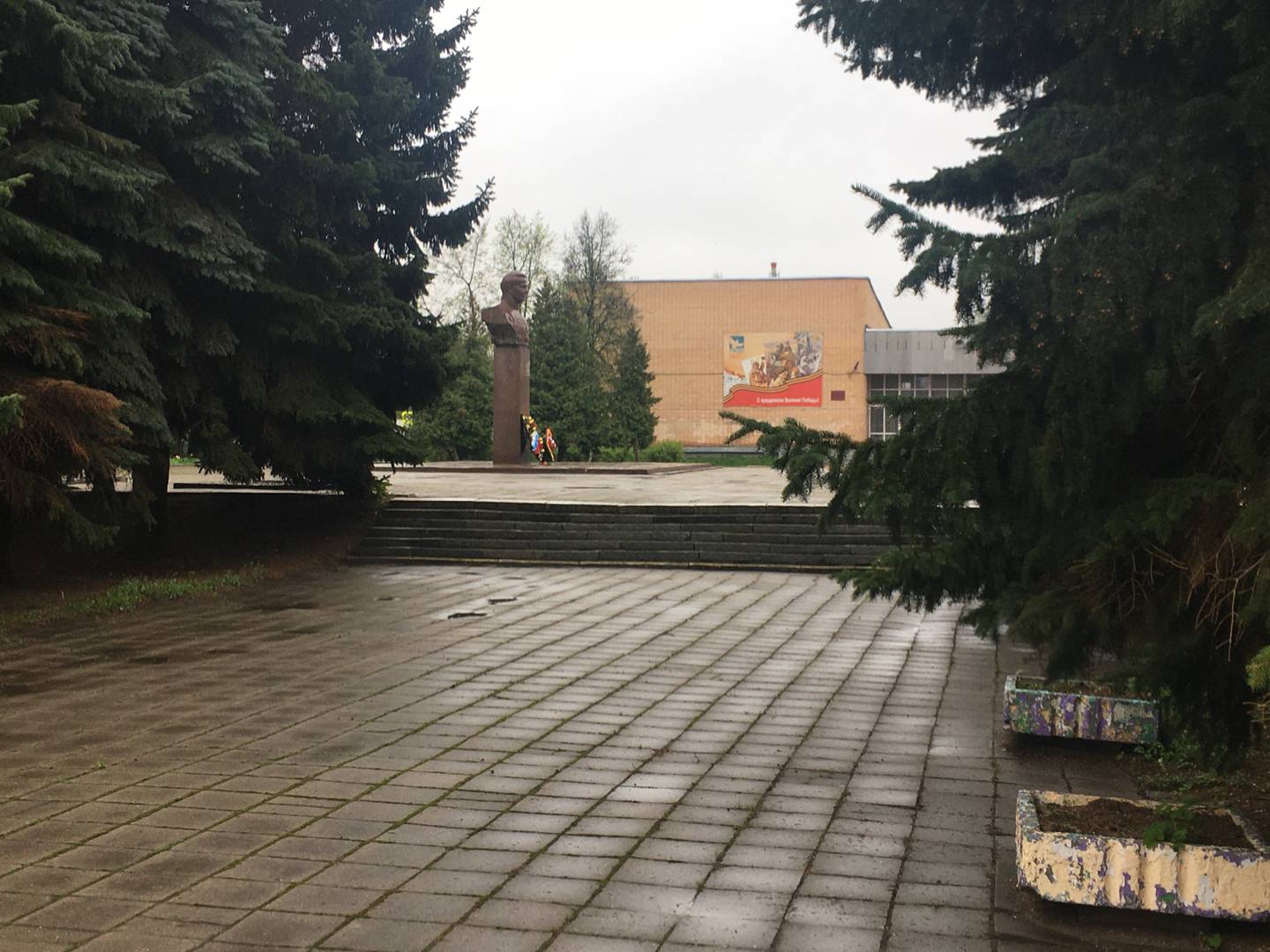 Зарайск, Московская область. Памятник маршалу Мерецкову в закрытом парке