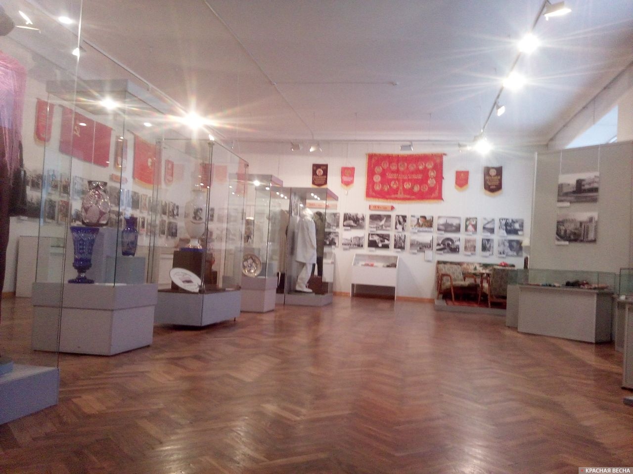 Композиция, посвященная 100-летию СССР в выставочном зале Исторического музея.