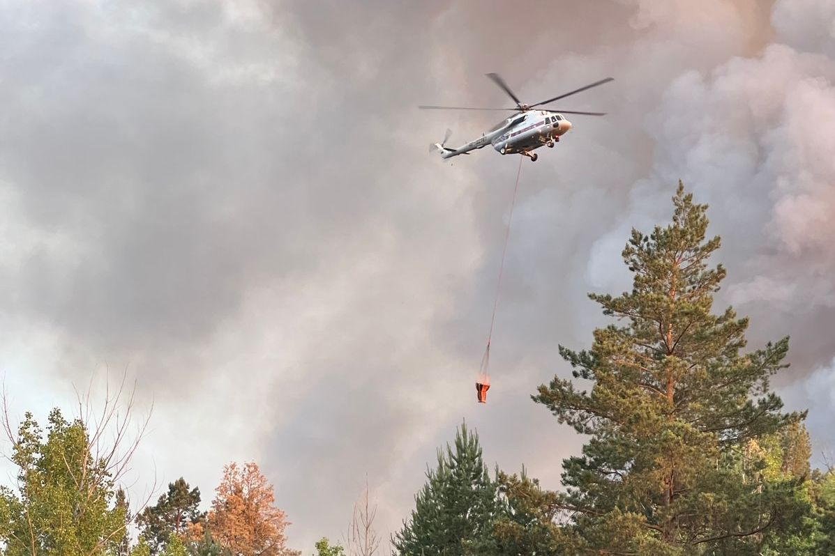Ми-8 тушит лесной пожар в Ростовской области