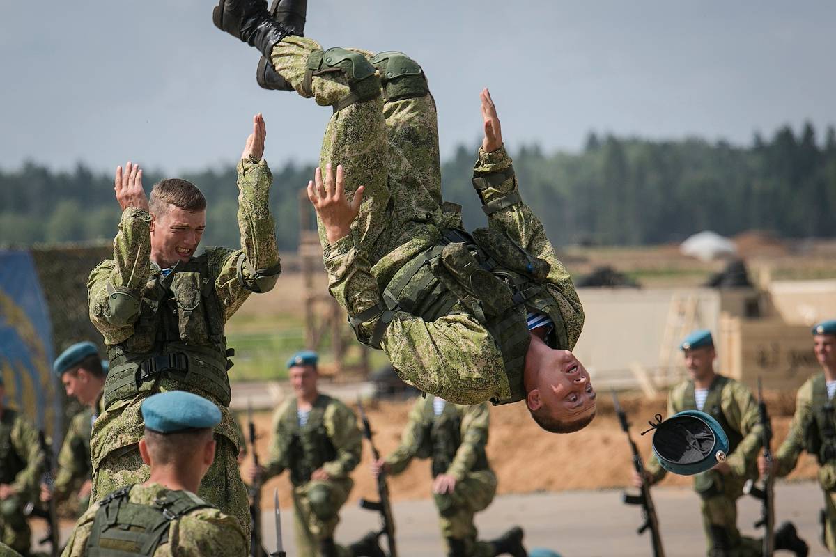 Есть картинка военный