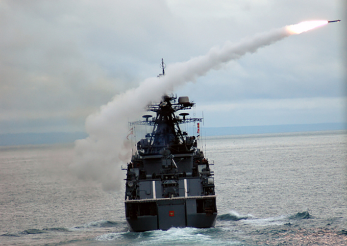 Большой противолодочный корабль Северного флота «Вице-адмирал Кулаков» выполняет учебные стрельбы