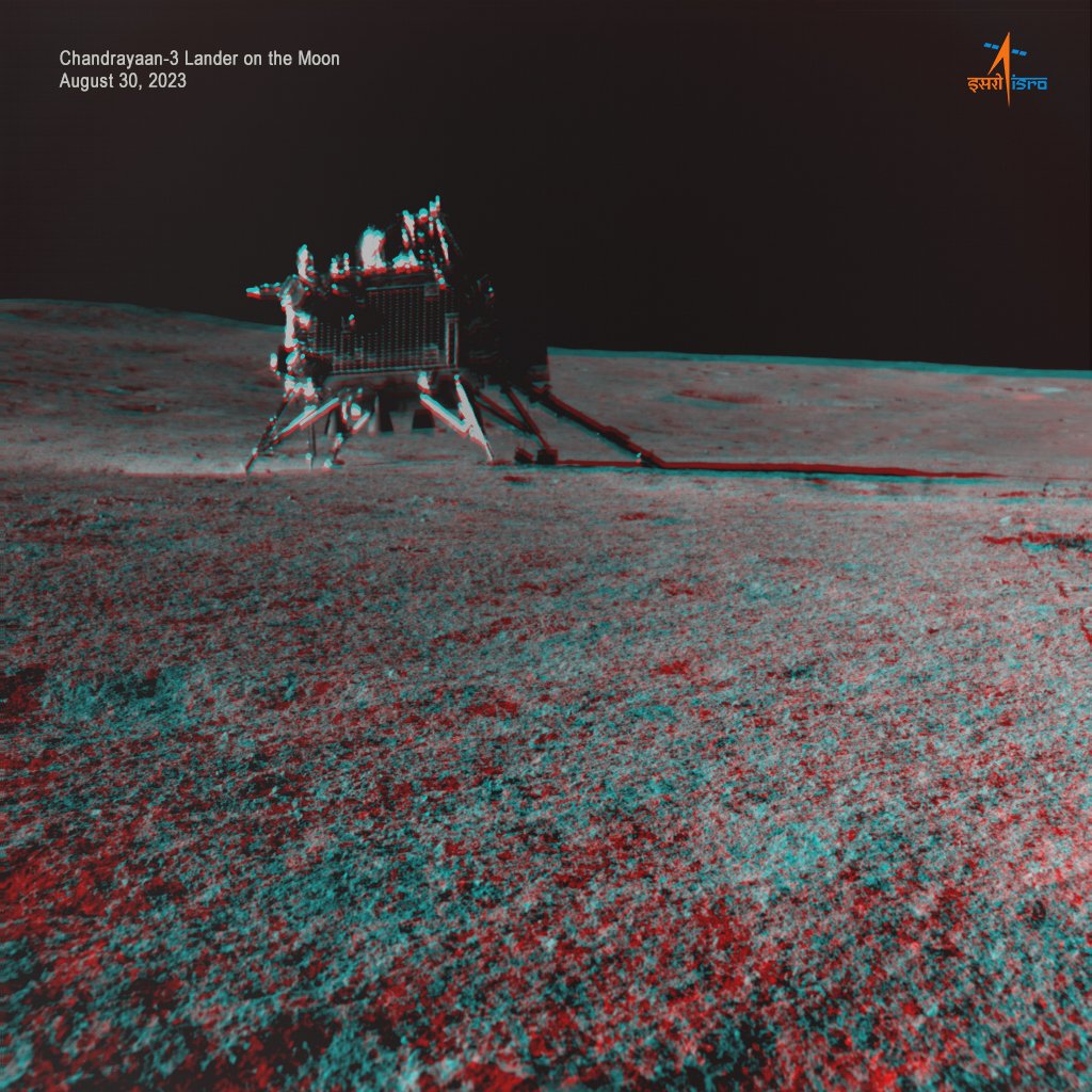 Посадочный модуль «Викрам» на Луне. Фото со стороны лунохода «Прагьян». 30 августа 2023 г.