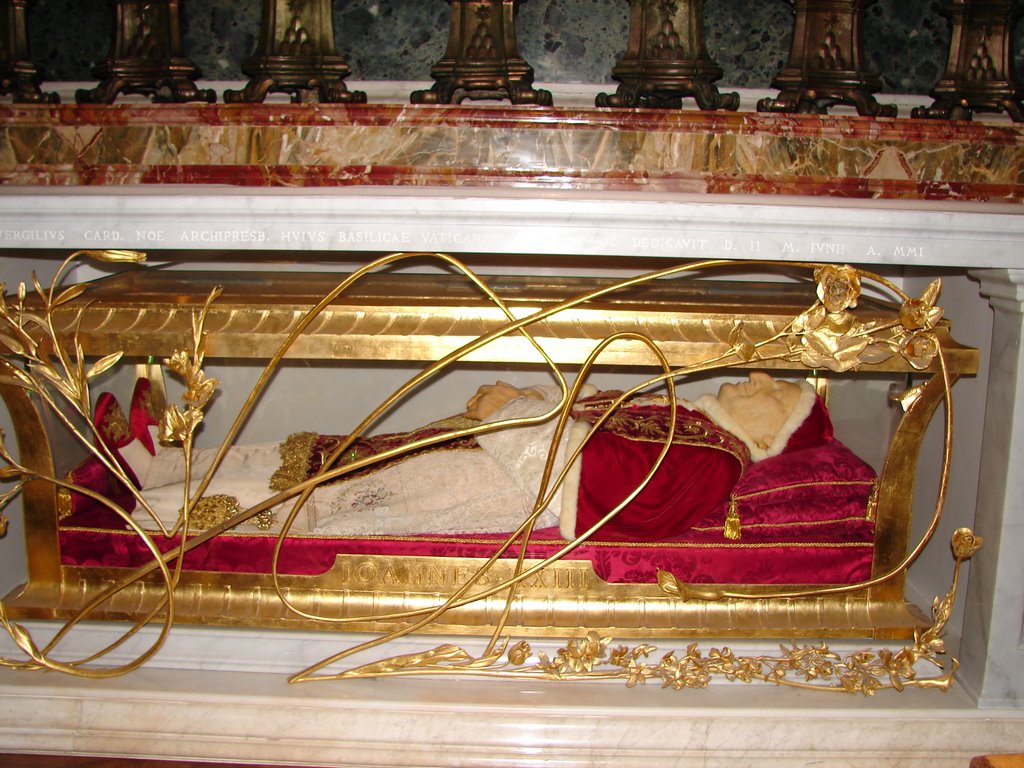 Гроб с телом папы Иоанна  XXII