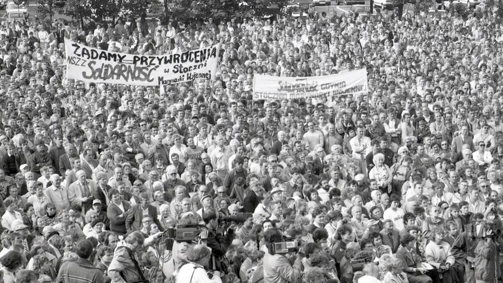 Предвыборный митинг кандидатов «Солидарности» на Грюнвальдской площади в Гдыне в 1989 году