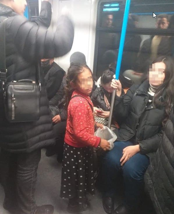 Девочка-попрошайка в метро Ташкента